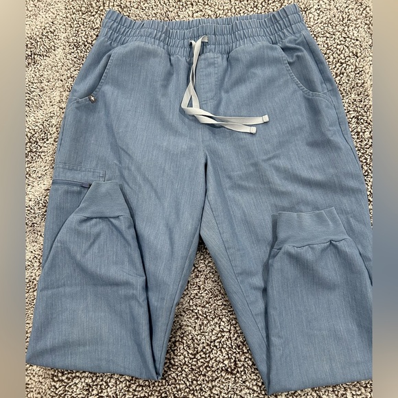 Figs Light Heather Denim Scrub Set - Picture 4 of 6